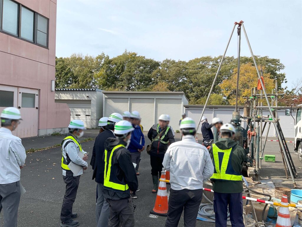 地質調査の現場視察風景