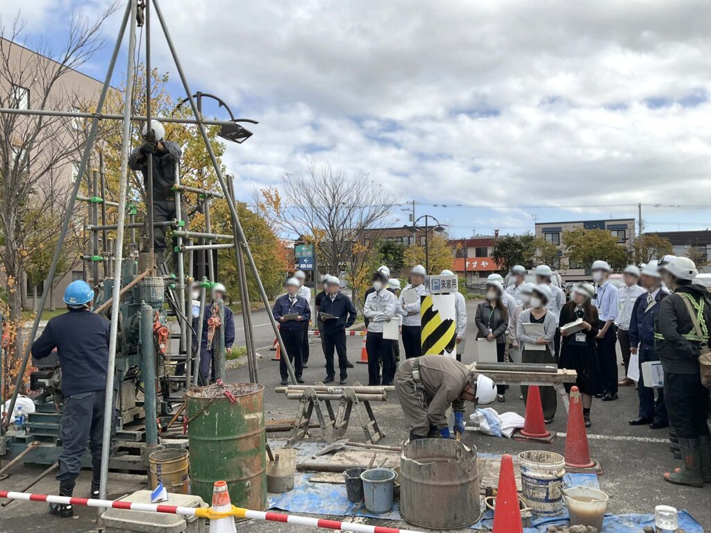 地質調査現場の視察風景