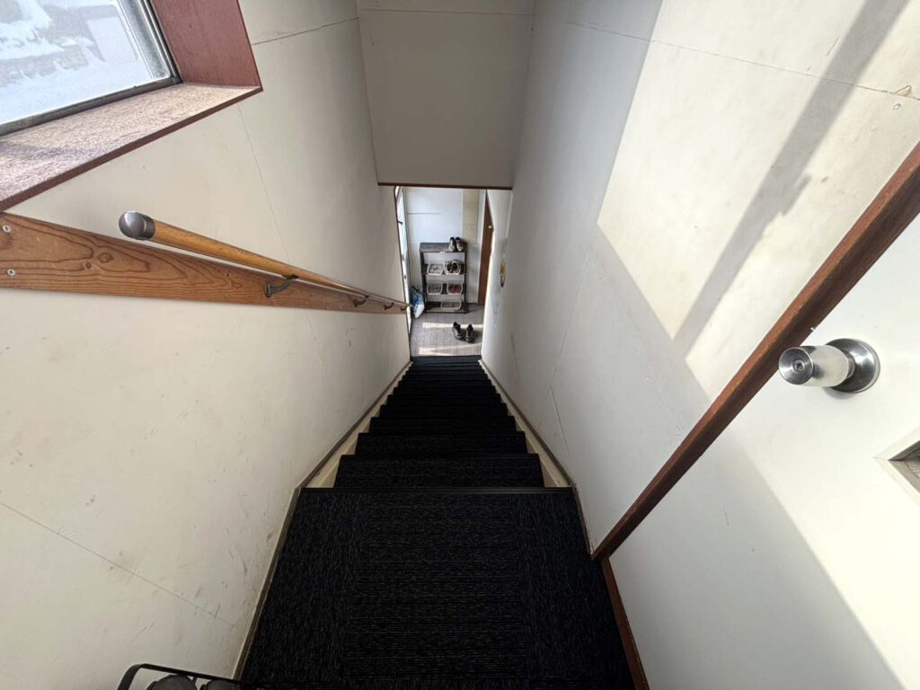 2階への階段は土足厳禁として綺麗に利用できるようにしました